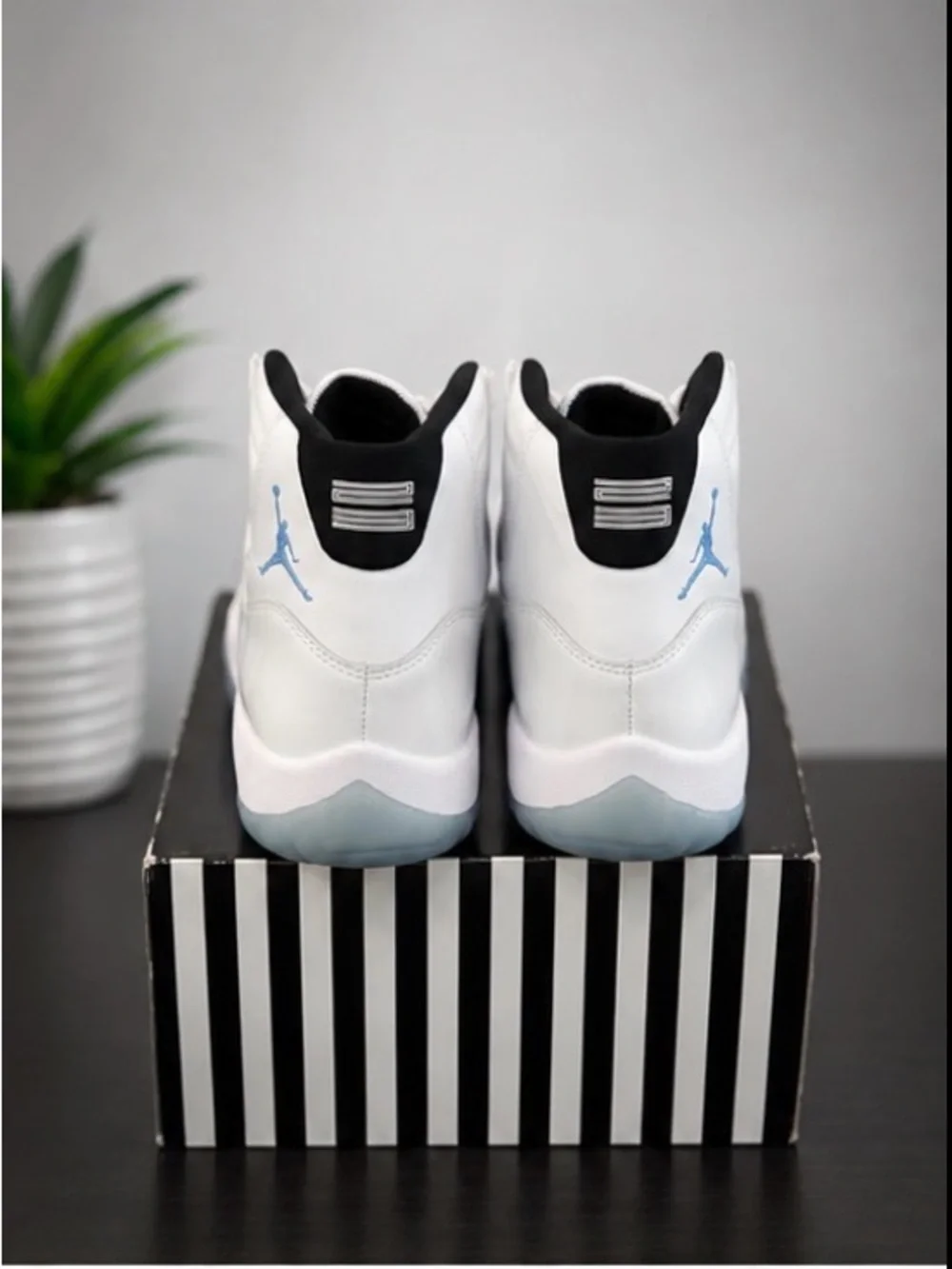 Jordan 11 retro blue 2024 size 11